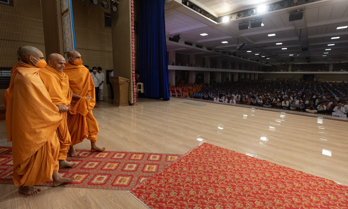 Swamishri arrives in the evening assembly