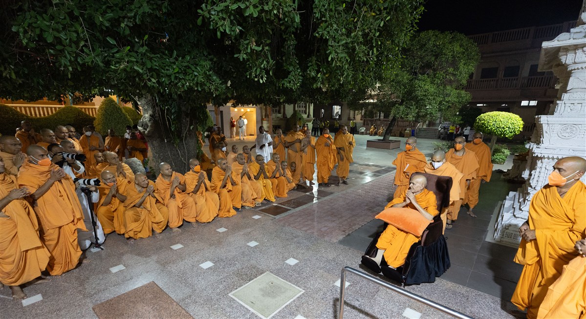 Param Pujya Mahant Swami Maharaj greets sadhus with folded hands