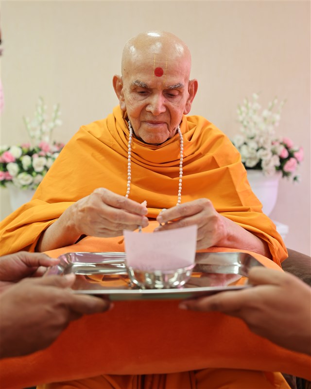 Swamishri sanctifies soil from various pilgrim places