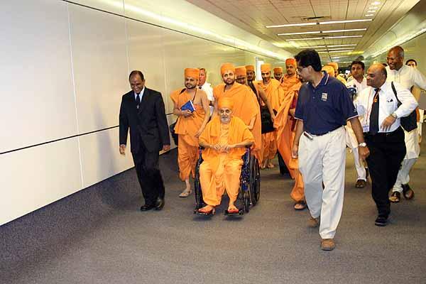 Pramukh Swami Maharaj Arrives in Houston July 20, 2004