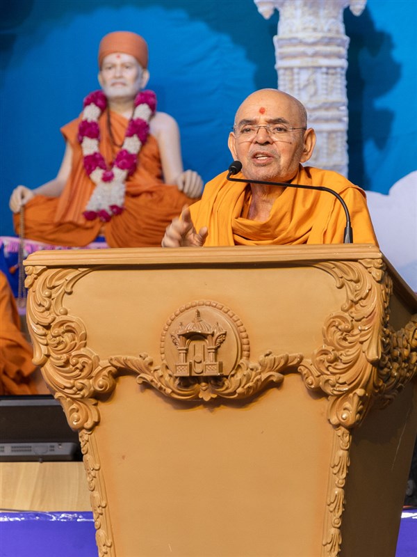 Aksharcharan Swami addresses the assembly