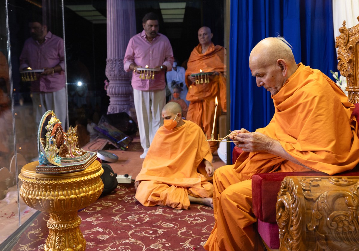 Swamishri performs the janmotsav arti