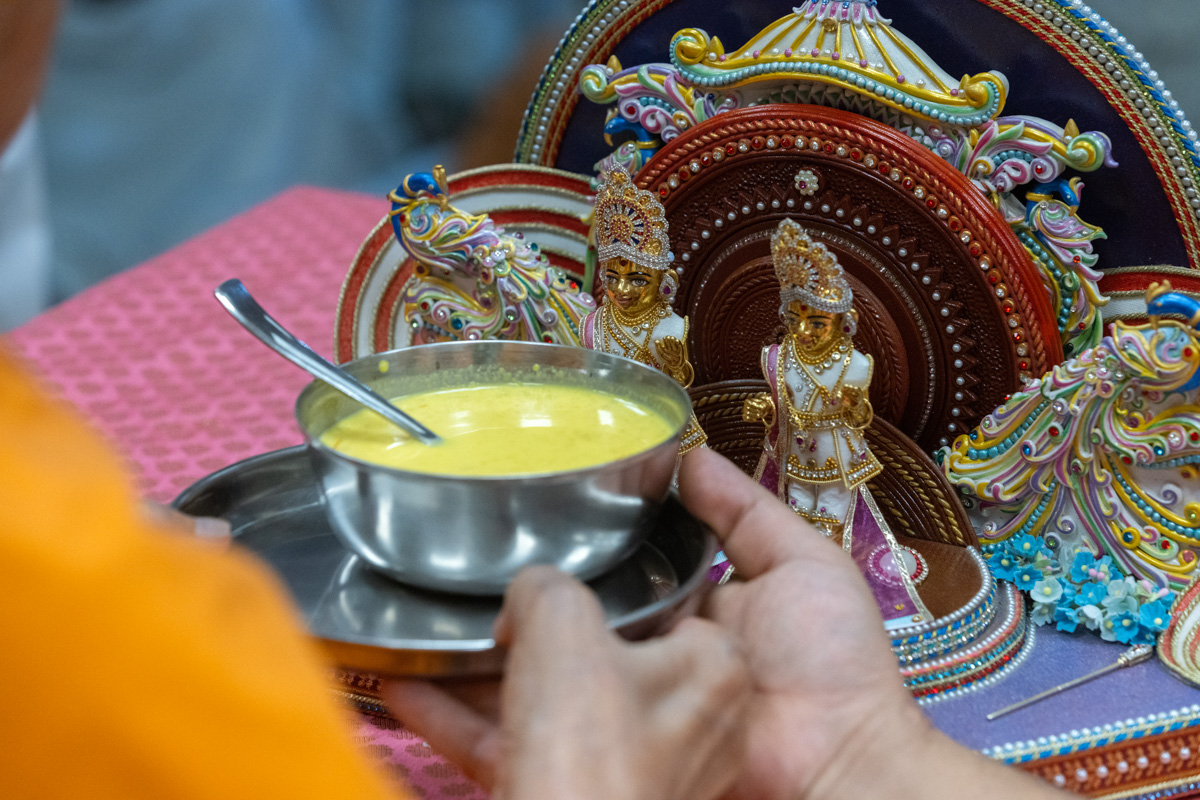 Swamishri offers dudh-paua to Shri Harikrishna Maharaj and Shri Gunatitanand Swami Maharaj
