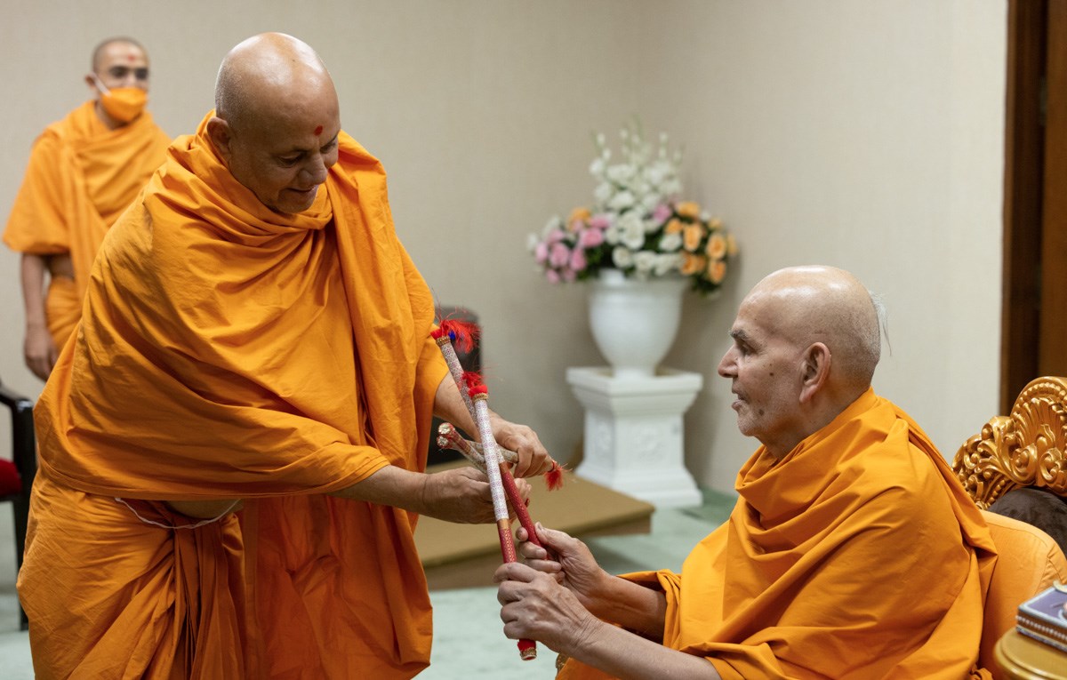 Pujya Viveksagar Swami plays ras with Swamishri 