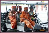 Pramukh Swami Maharaj Arrives in Chicago August 02