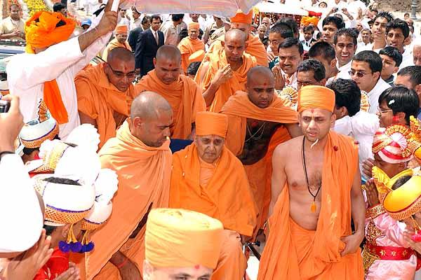 Swamishri makes his way through a crowd of joyous devotees 