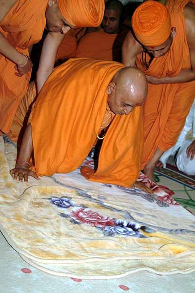 Swamishri does Sashtang Danvat Pranams to the murtis 