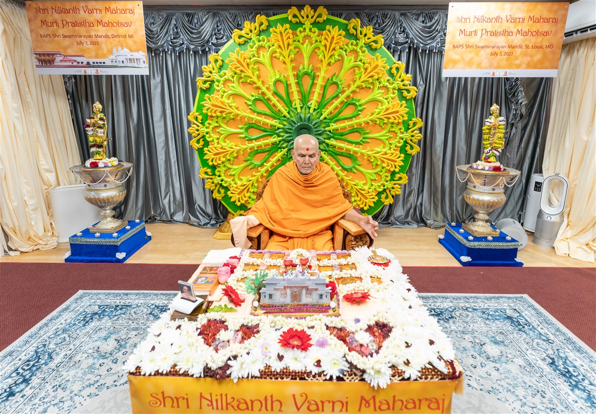 Murti Pujan & Abhishek by Mahant Swami Maharaj