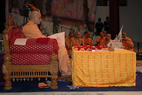 Swamishri performs mala during his morning puja
