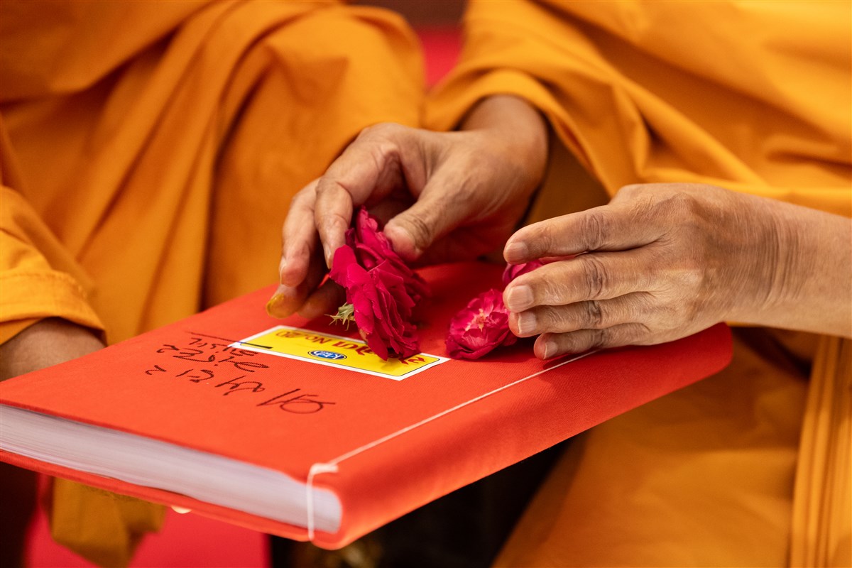 Swamishri sanctifies an accounts book