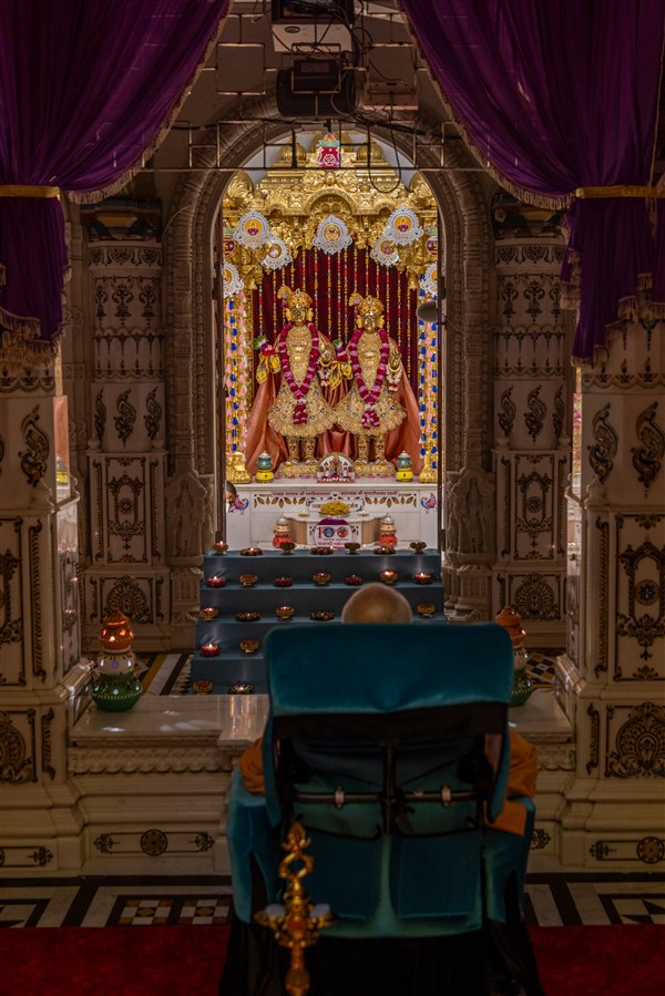 Swamishri engrossed in darshan of Bhagwan Swaminarayan and Aksharbrahma Gunatitanand Swami