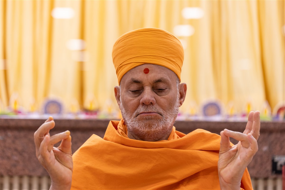 Pujya Viveksagar Swami performs Chopda Pujan mahapuja rituals