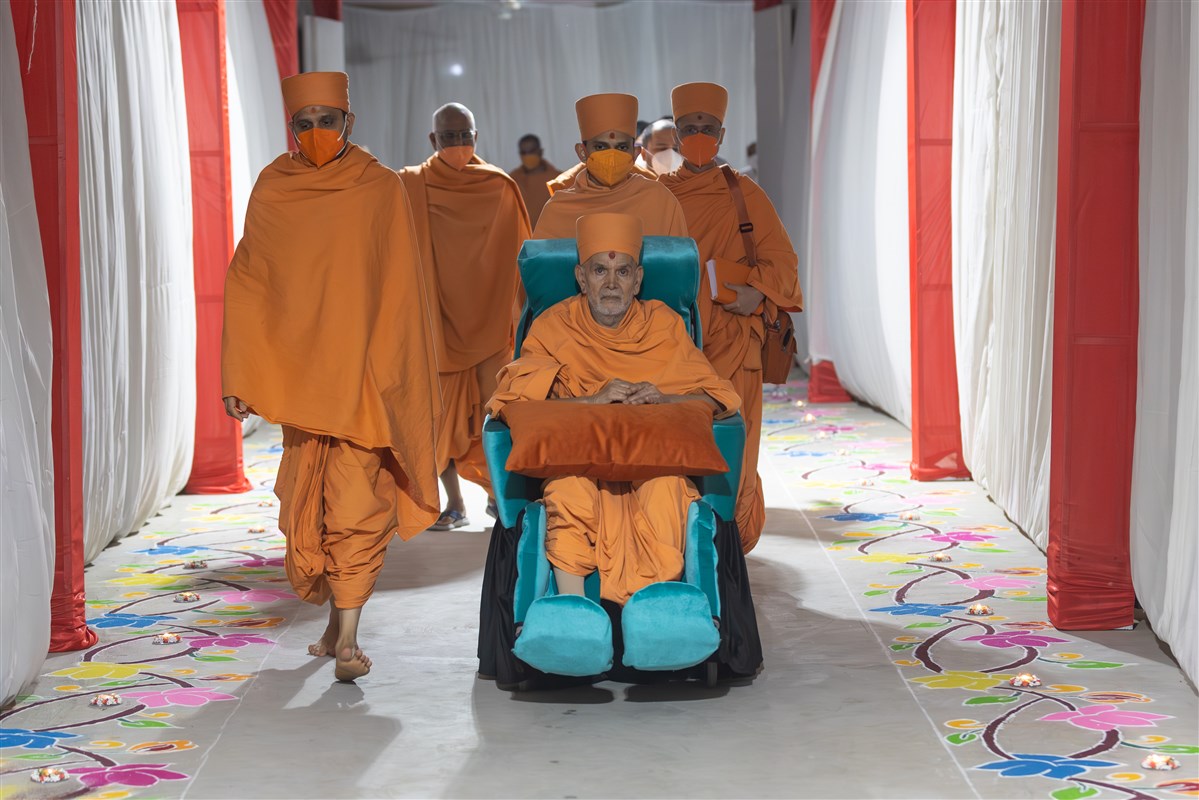 Swamishri on his way to the Chopda Pujan assembly