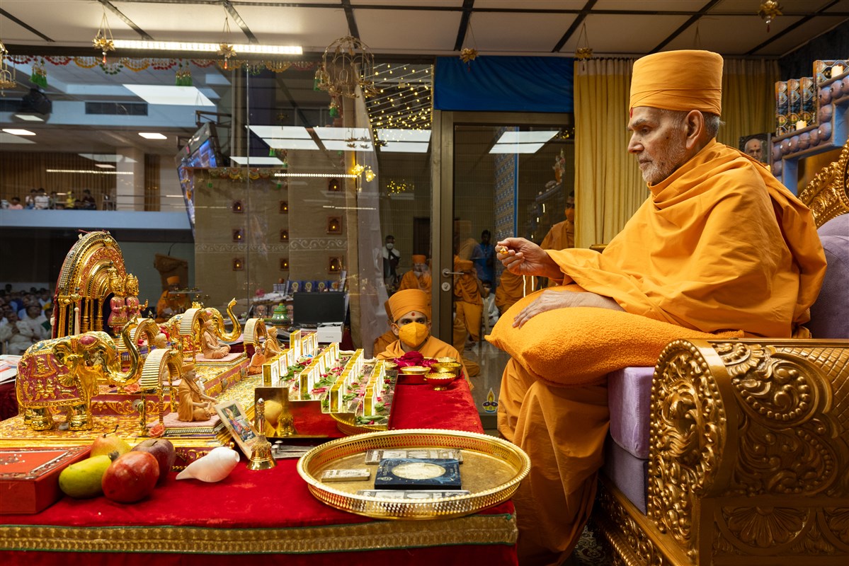 Swamishri performs the Chopda Pujan rituals