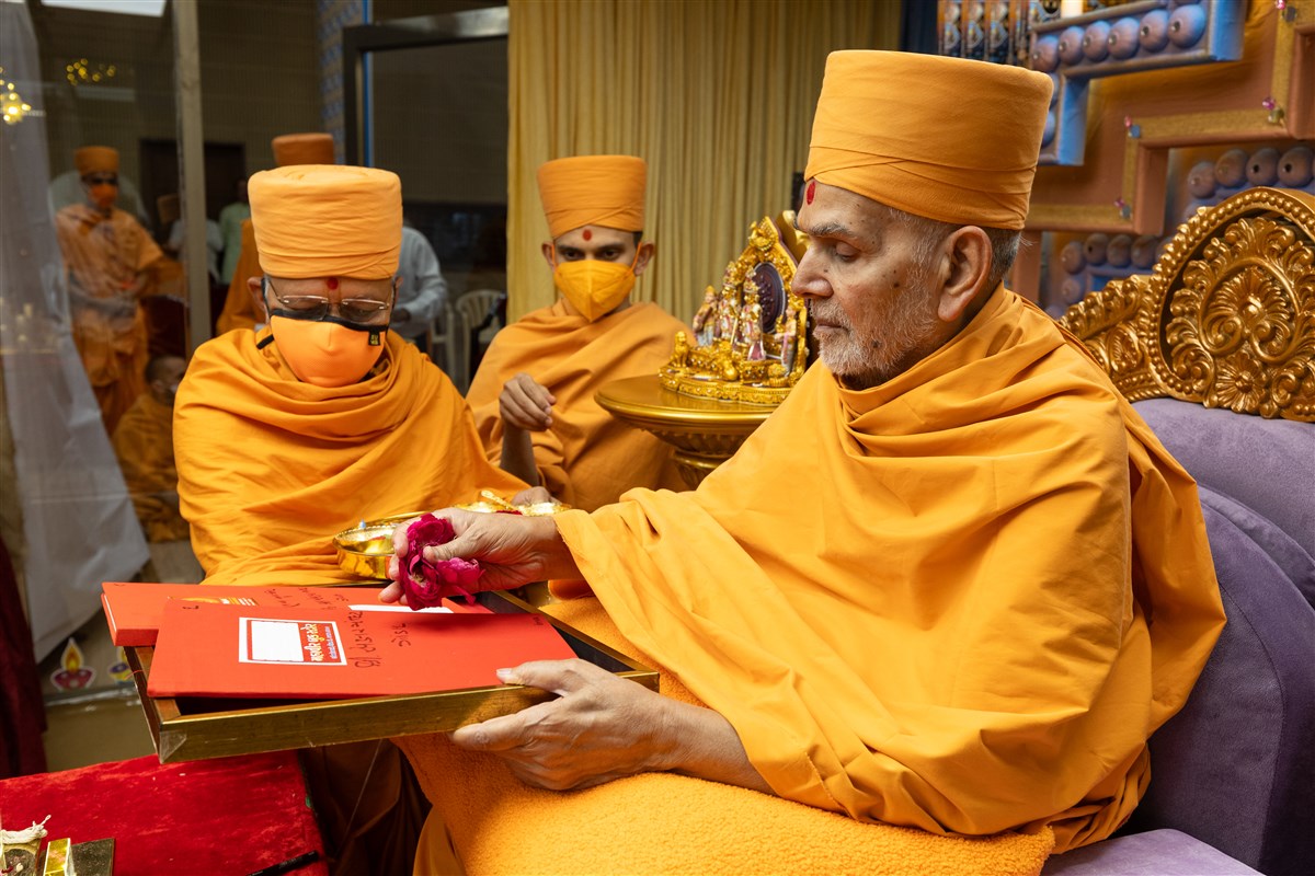 Swamishri sanctifies accounts books