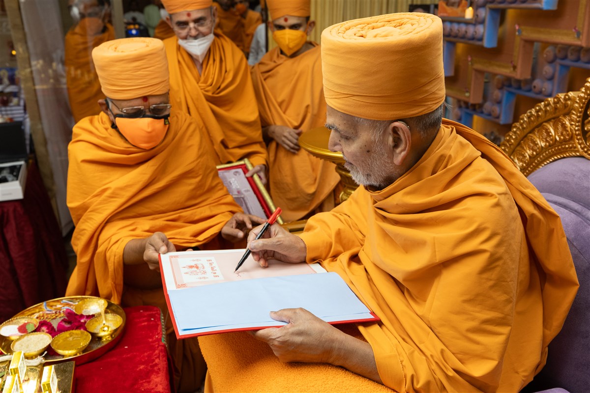 Swamishri sanctifies accounts books