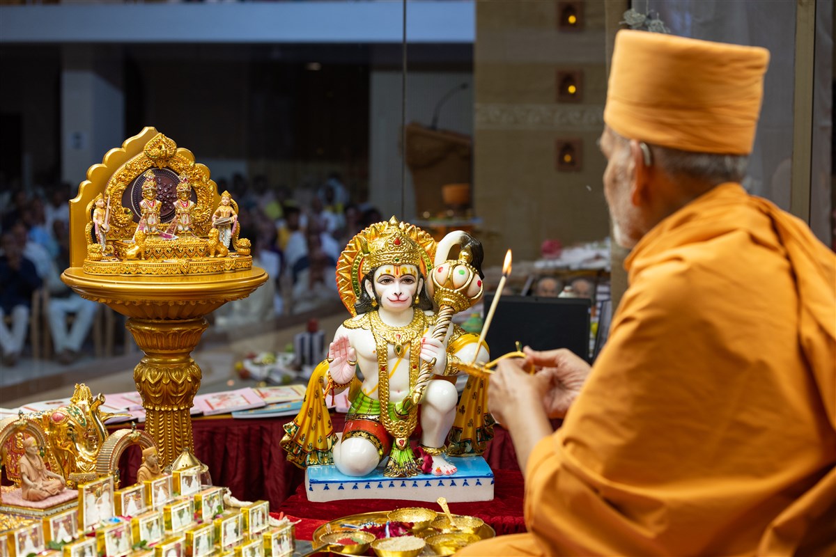 Swamishri performs the Chopda Pujan arti