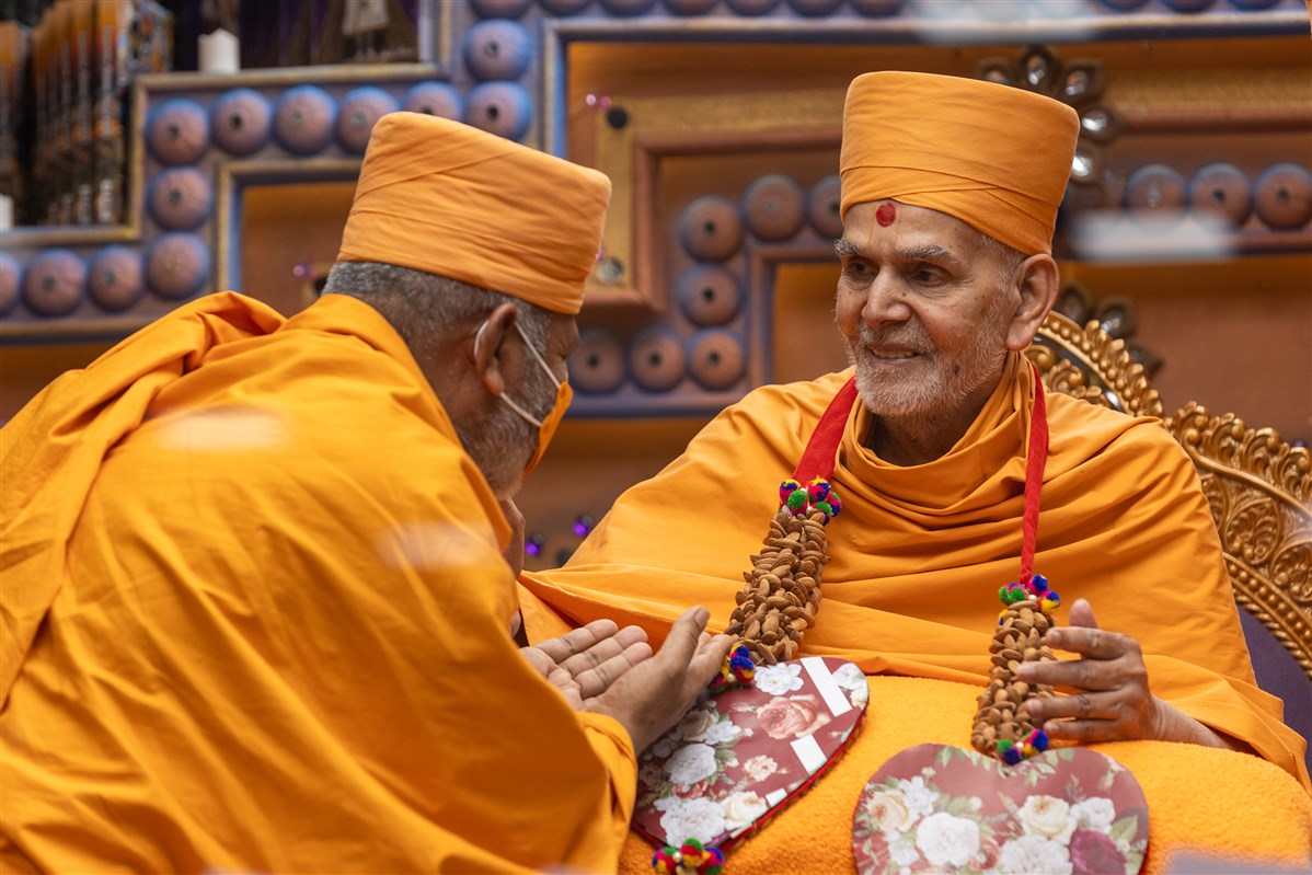 Atmakirti Swami swami honors Swamishri with a garland