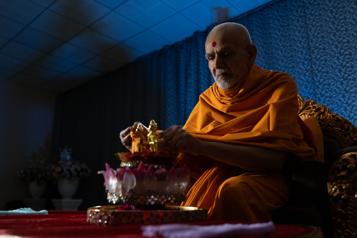 Swamishri performs the morning rituals of Shri Harikrishna Maharaj and Shri Gunatitanand Swami Maharaj