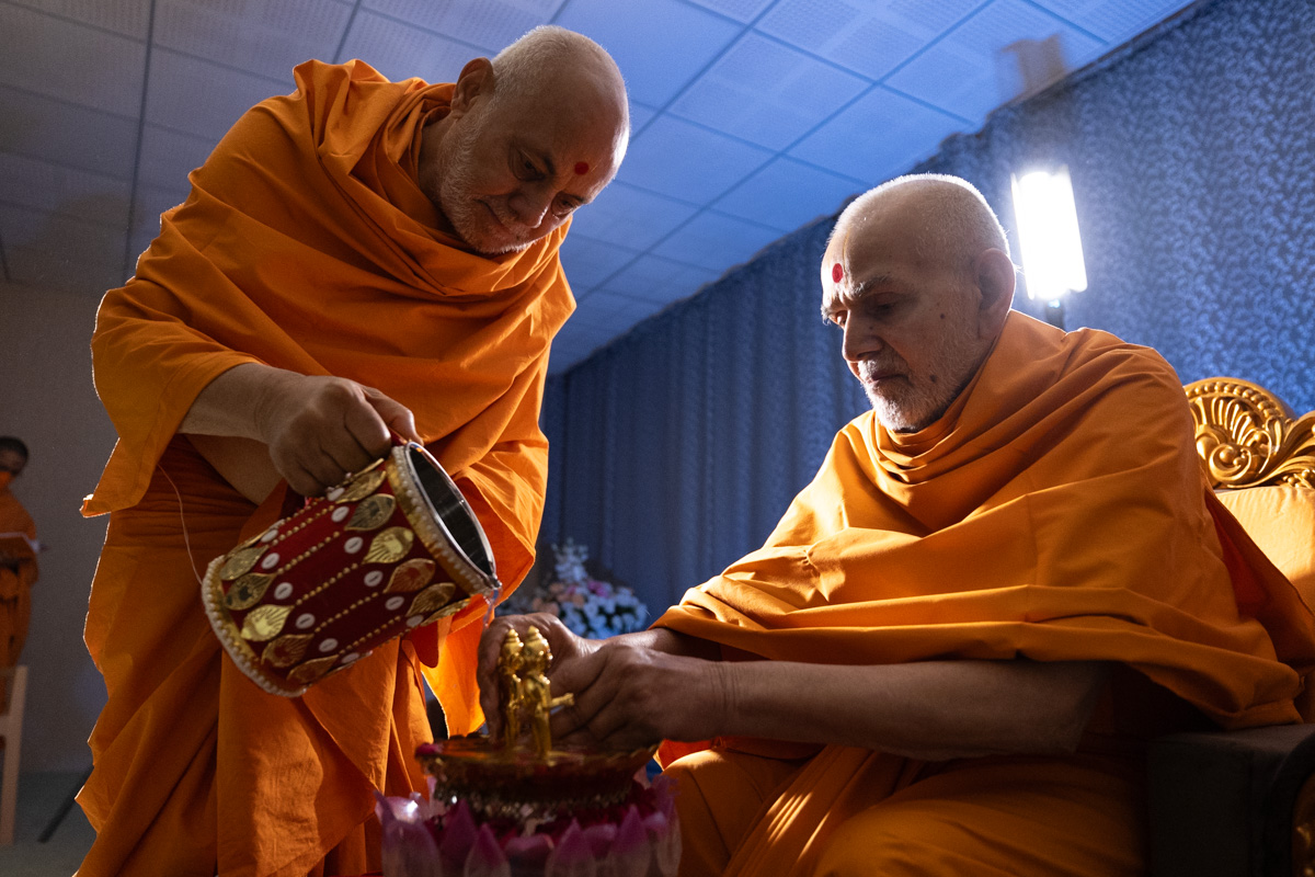 Swamishri performs the morning rituals