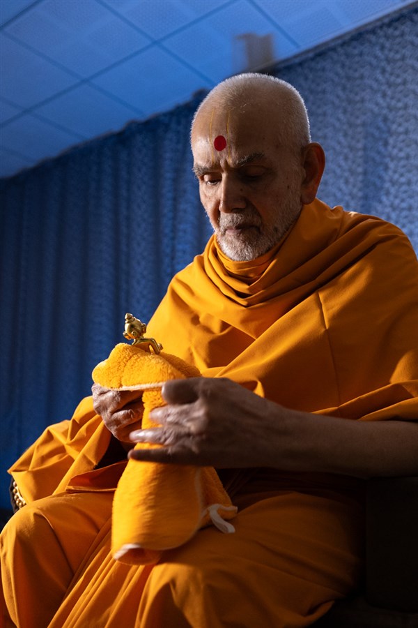 Swamishri performs the morning rituals