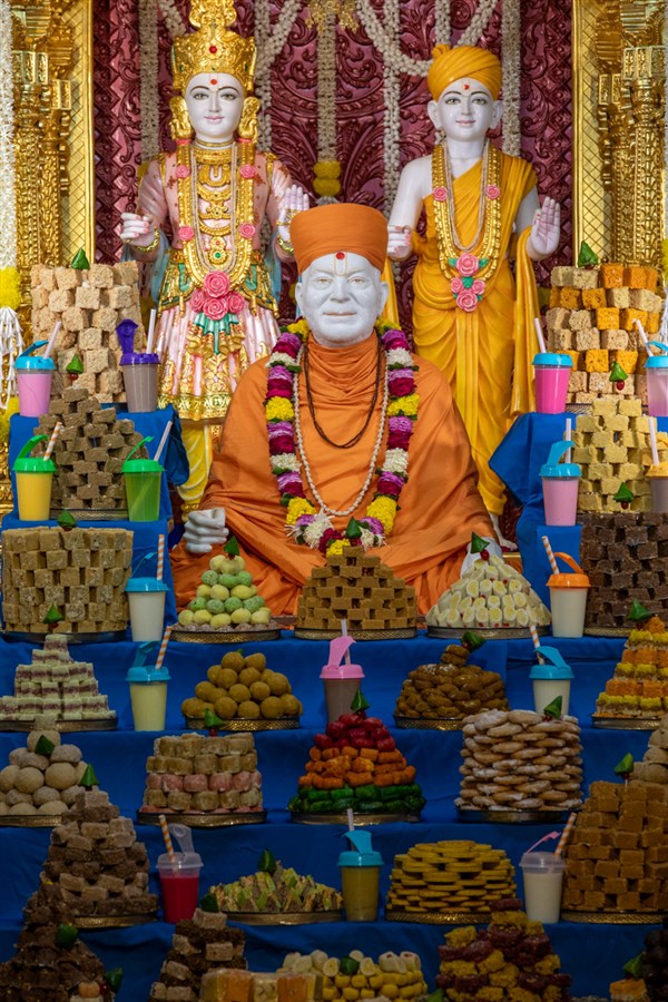 Annakut offered to Shri Akshar-Purushottam Maharaj and Brahmaswarup Yogiji Maharaj