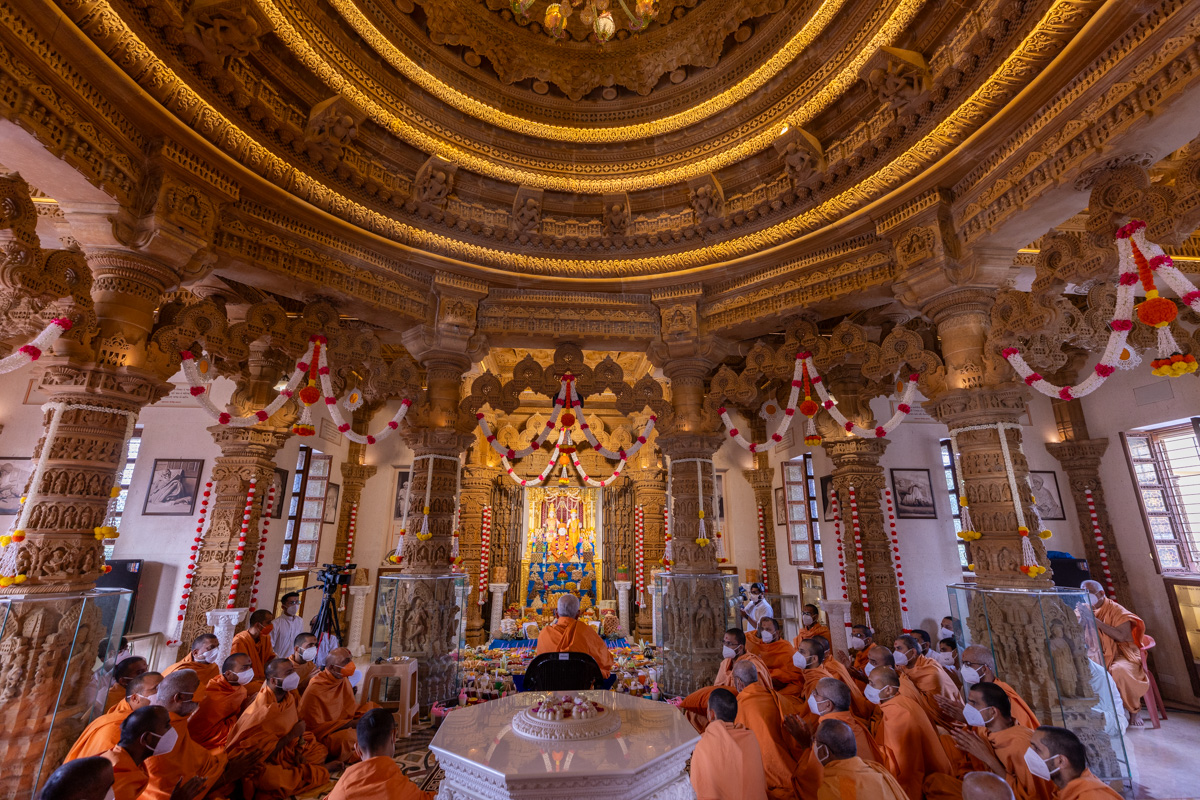 Swamishri doing darshan of annakut offered to Shri Akshar-Purushottam Maharaj and Brahmaswarup Yogiji Maharaj