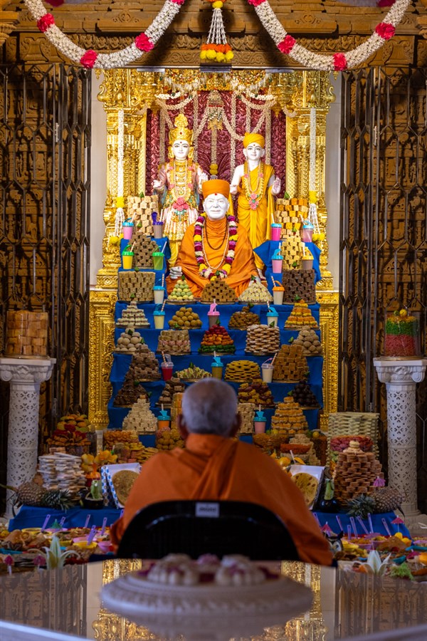 Swamishri doing darshan of the annakut