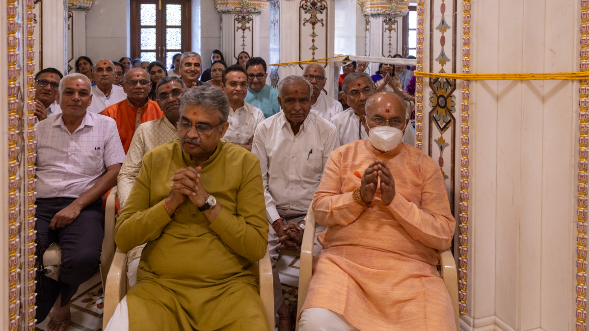Devotees doing darshan of the annakut