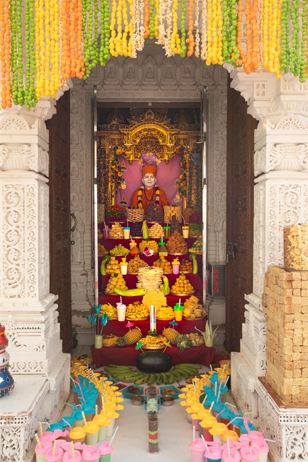 Annakut offered to Brahmaswarup Yogiji Maharaj