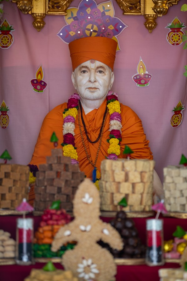 Annakut offered to Brahmaswarup Pramukh Swami Maharaj