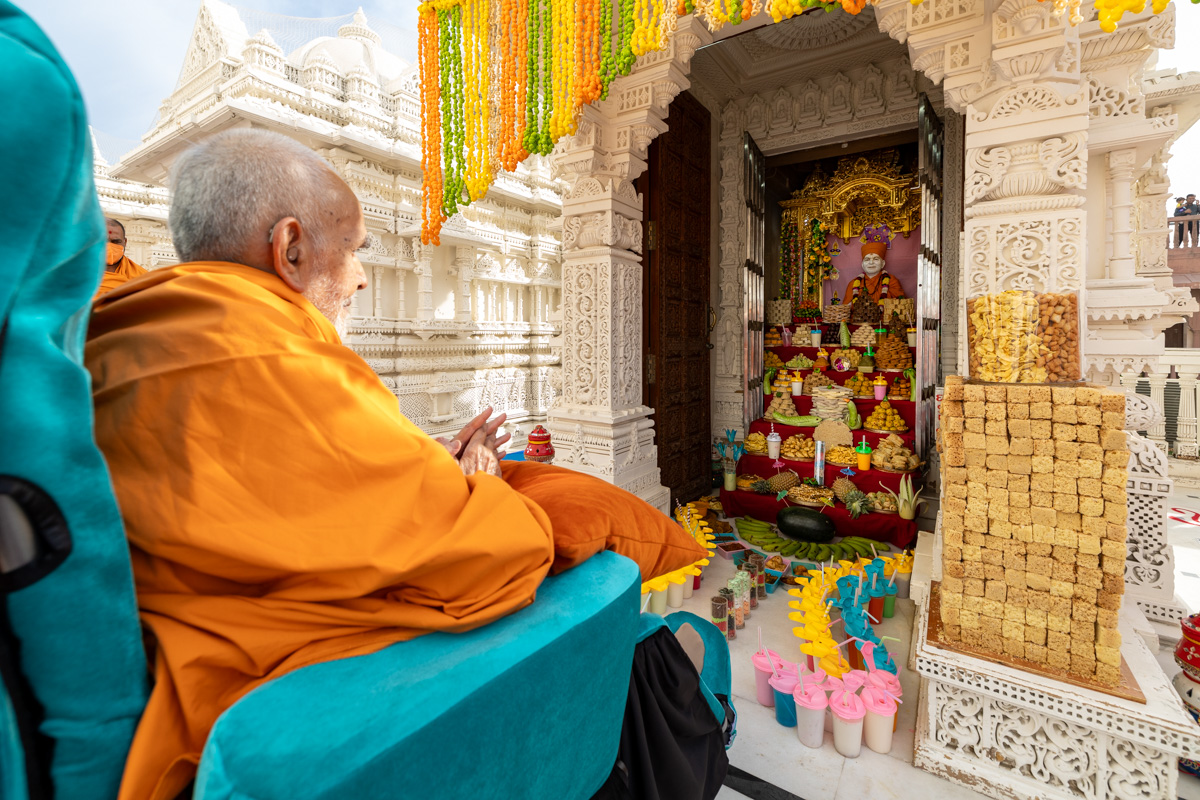 Swamishri doing darshan of the annakut offered to Brahmaswarup Yogiji Maharaj