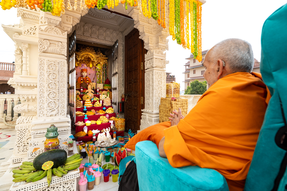Swamishri doing darshan of the annakut offered to Brahmaswarup Pramukh Swami Maharaj