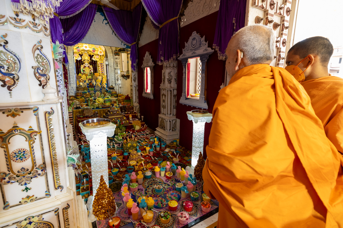 Swamishri doing darshan of the annakut offered to Shri Ghanshyam Maharaj