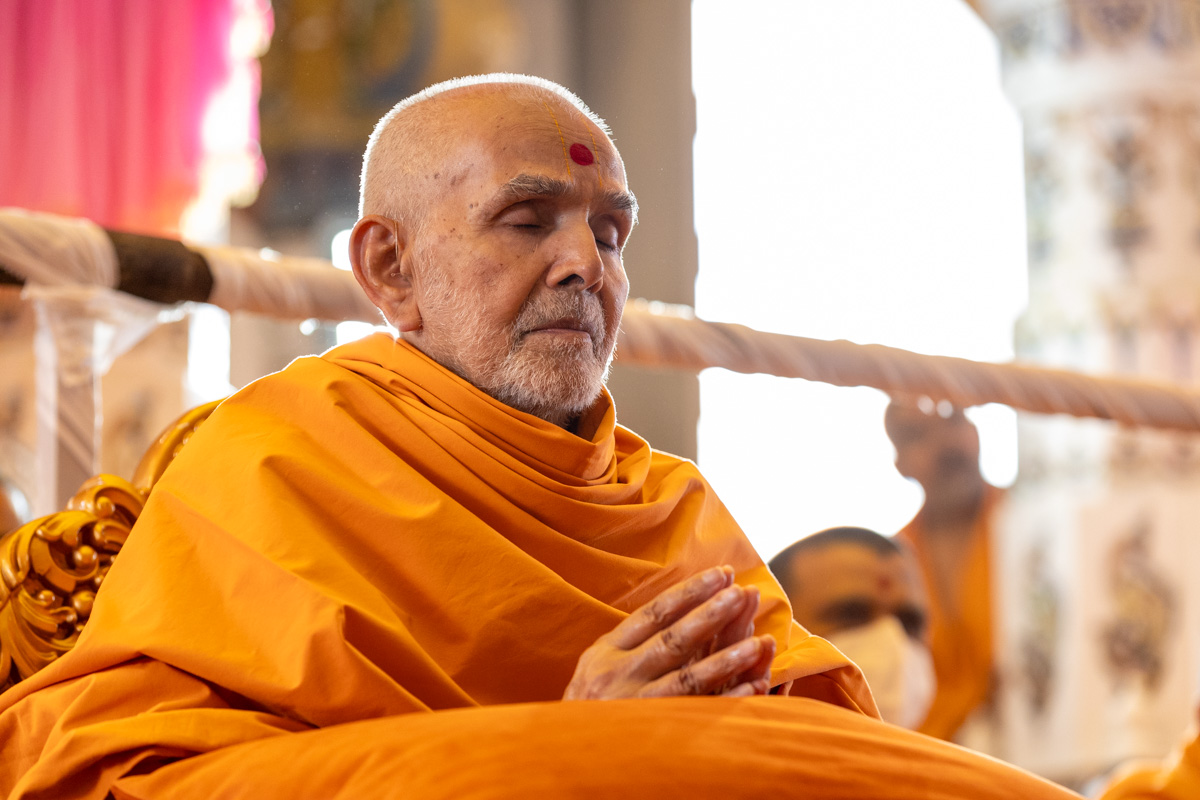Swamishri engrossed in darshan of the annakut