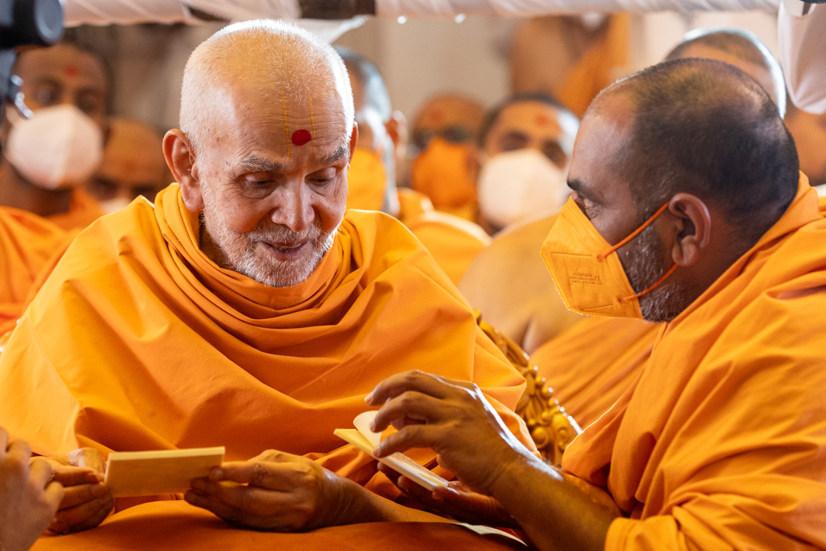 Swamishri observes an annakut item