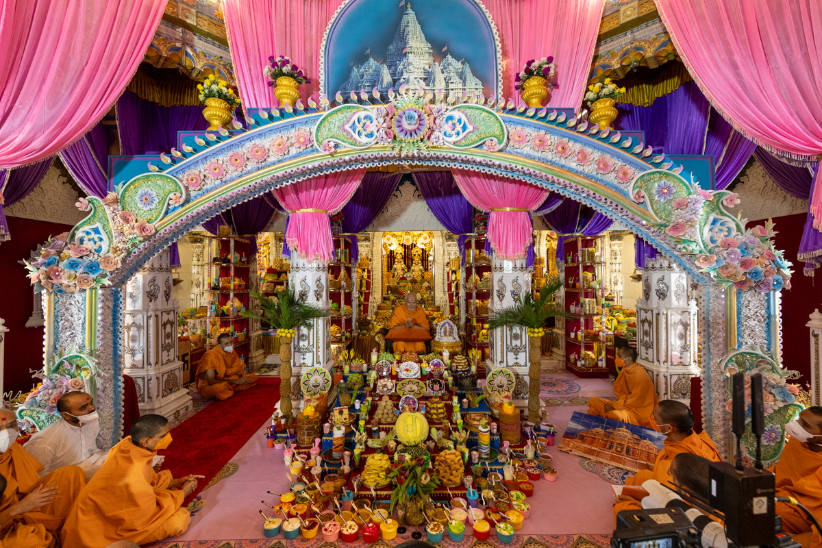 Swamishri amid the annakut in the main mandir