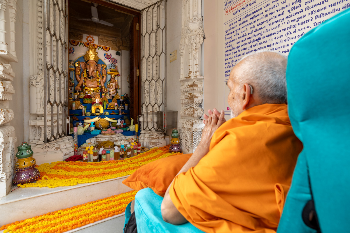 Swamishri doing darshan of the annakut offered to Shri Ganeshji