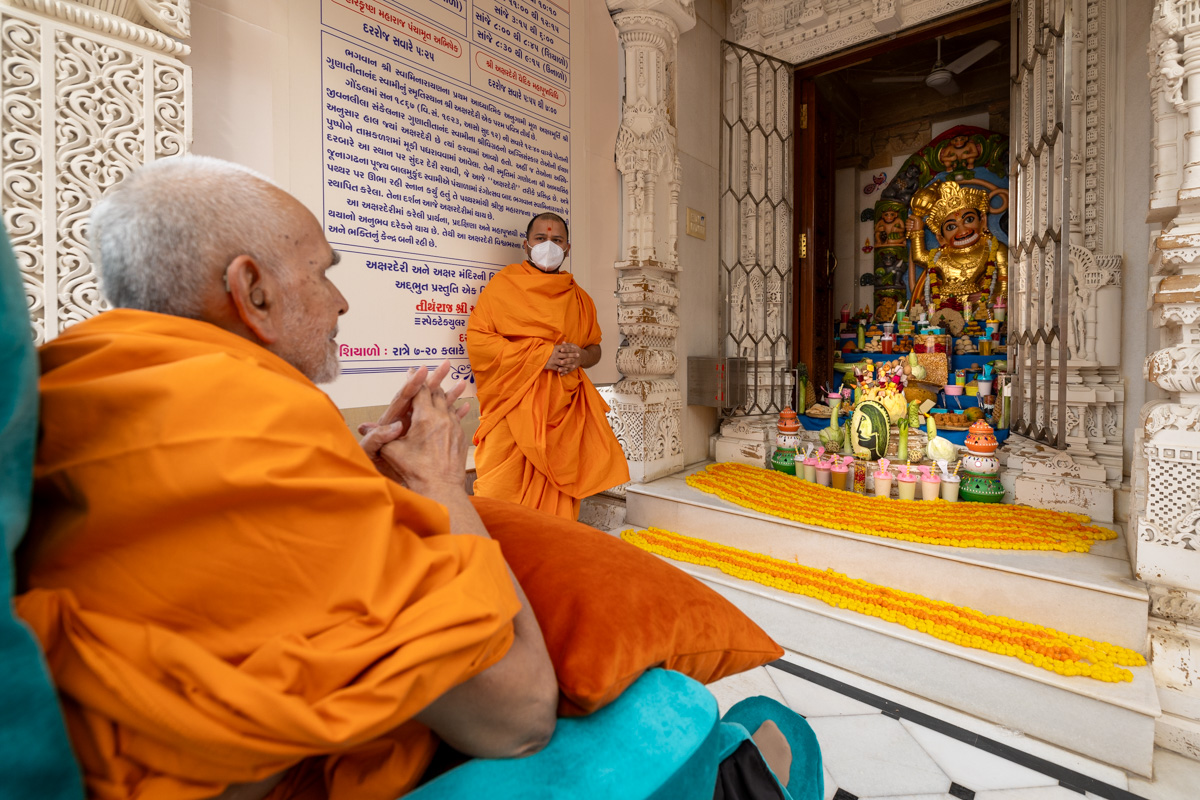 Swamishri doing darshan of the annakut offered to Shri Hanumanji