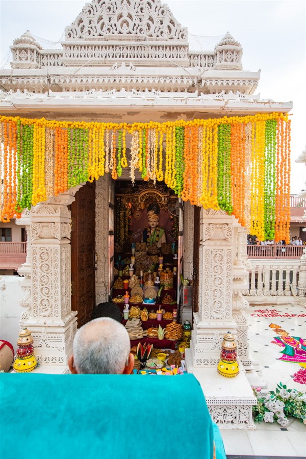 Swamishri doing darshan of the annakut offered to Brahmaswarup Bhagatji Maharaj