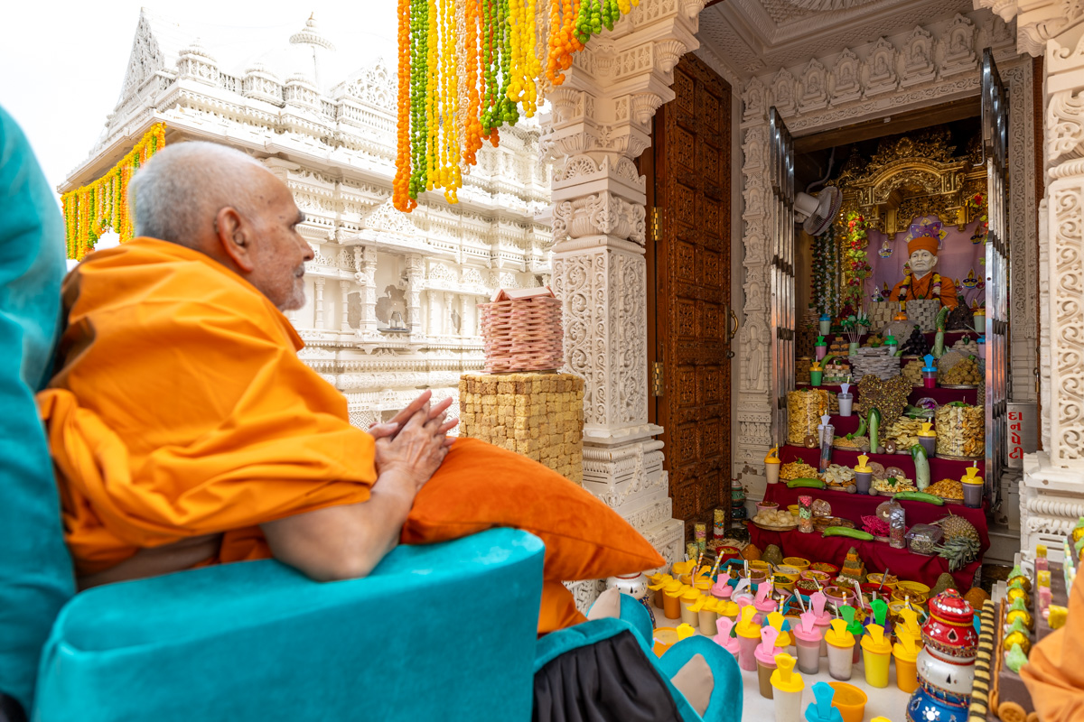 Swamishri doing darshan of the annakut offered to Brahmaswarup Shastriji Maharaj