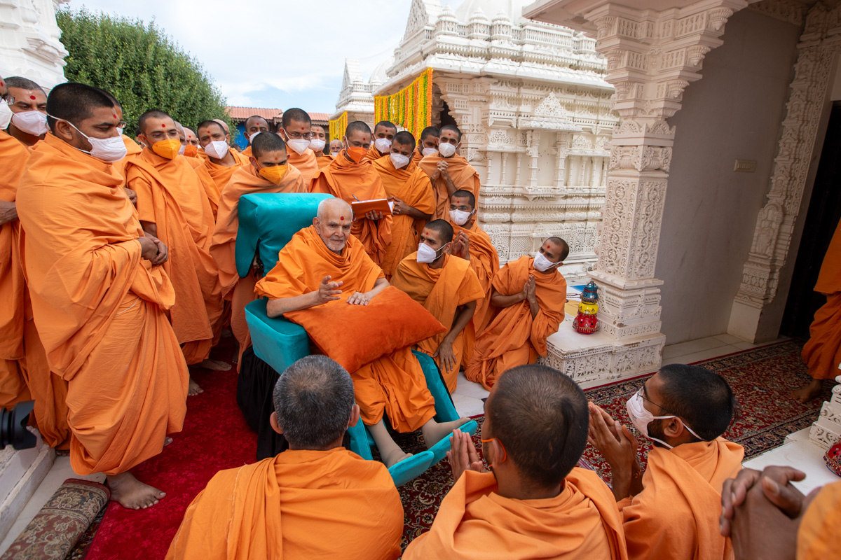 Swamishri blesses swamis