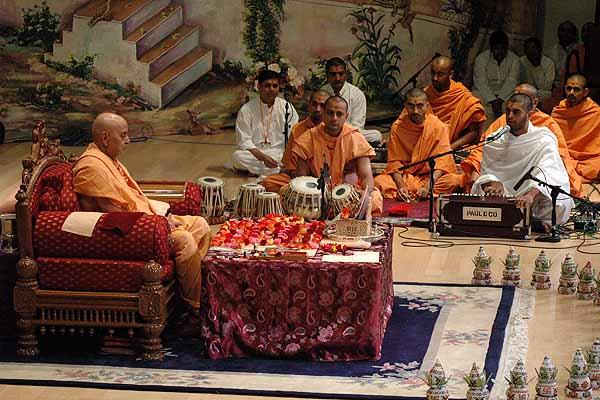 Swamishri performs dhyaan during his morning puja as saints sing kirtans 