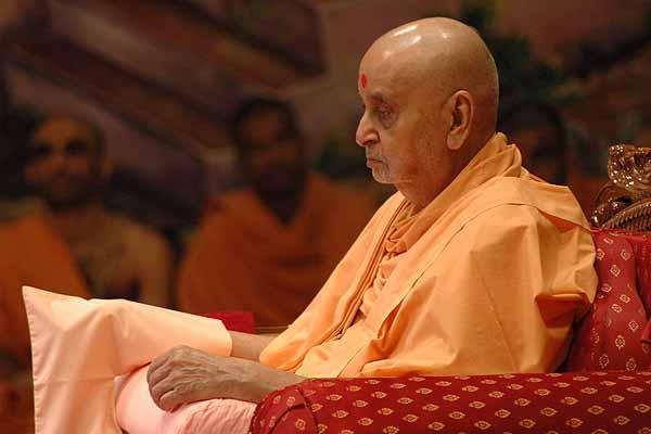 Swamishri performs mala during his morning puja 