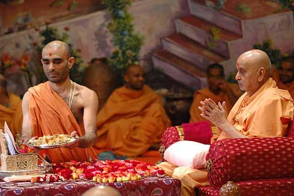 Shri Harikrishna Maharaj is offered thaal during Swamishri�s puja