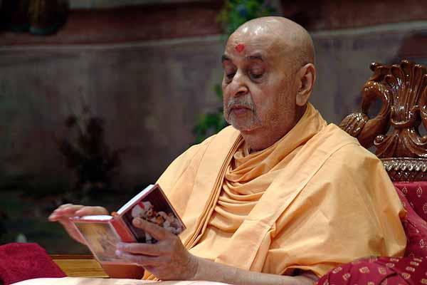 Swamishri reads the Shikshapatri near the end of his puja 