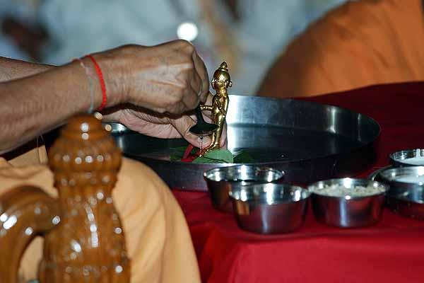 Swamishri performs the rituals during the Vishvashanti Mahayagna