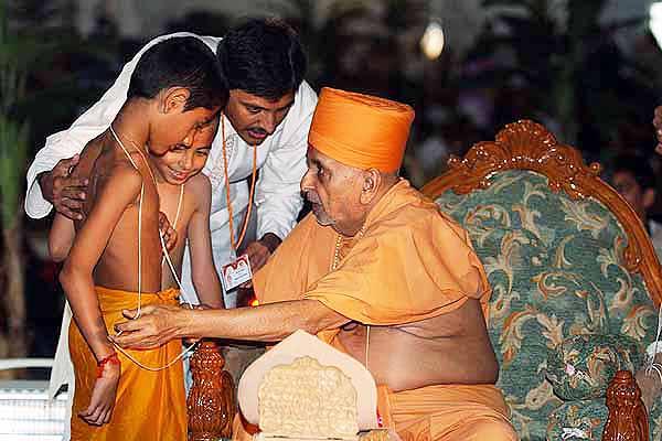 Swamishri bestows a balaks with the Yagnopavit (Janoi) and blesses them 