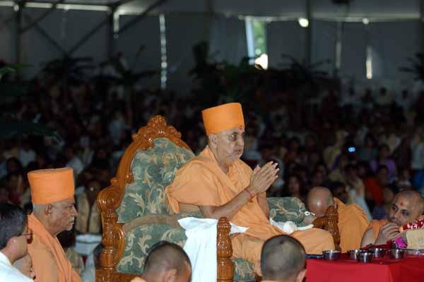Swamishri blesses the Mahayagna participants 