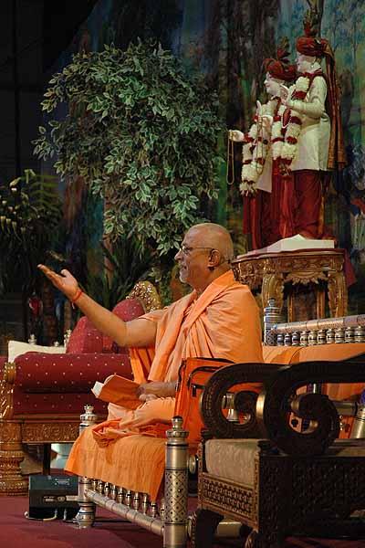 Pujya Doctor Swami addresses the evening assembly